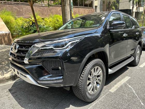 TOYOTA HILUX SW4 2.8 D-4D TURBO DIESEL SRX 7L 4X4 AUTOMÁTICO